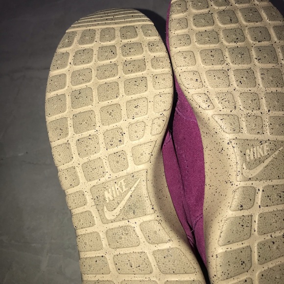 Suede Nike Roshe Women’s Running Shoes - Picture 3 of 6